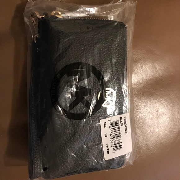 Black Michael Kors Fulton wristlet/ wallet - Picture 6 of 6